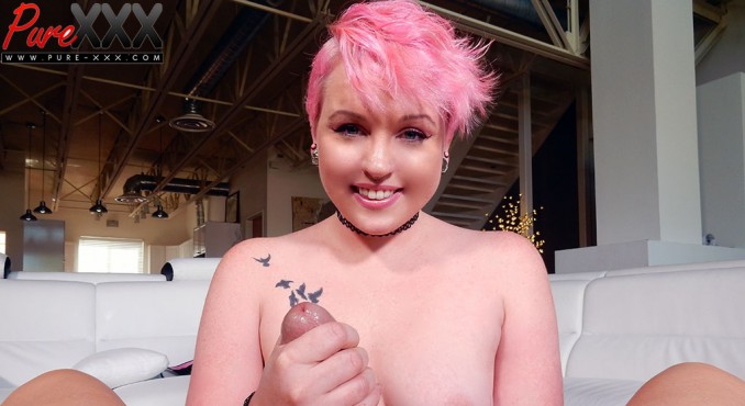 Curvy Starlet Miley Really Knows How to Please